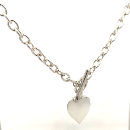 Silver chain weighing 32.4g with a classic design, displayed on a neutral background, showcasing its shine and craftsmanship.