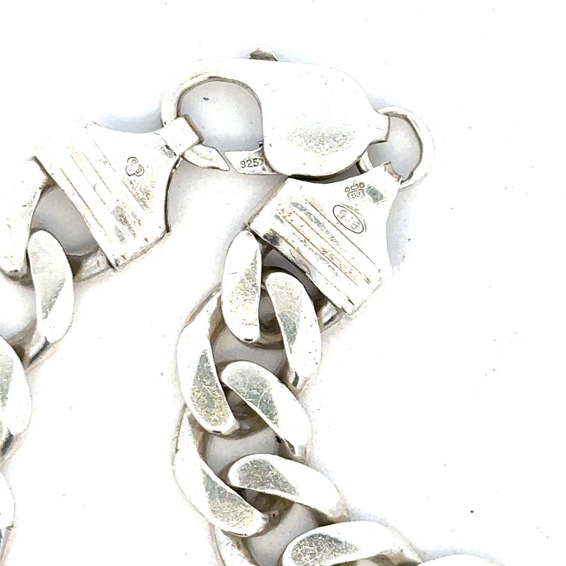 Silver curb bracelet weighing 33.7g, unbranded jewelry piece with a sleek, linked chain design.