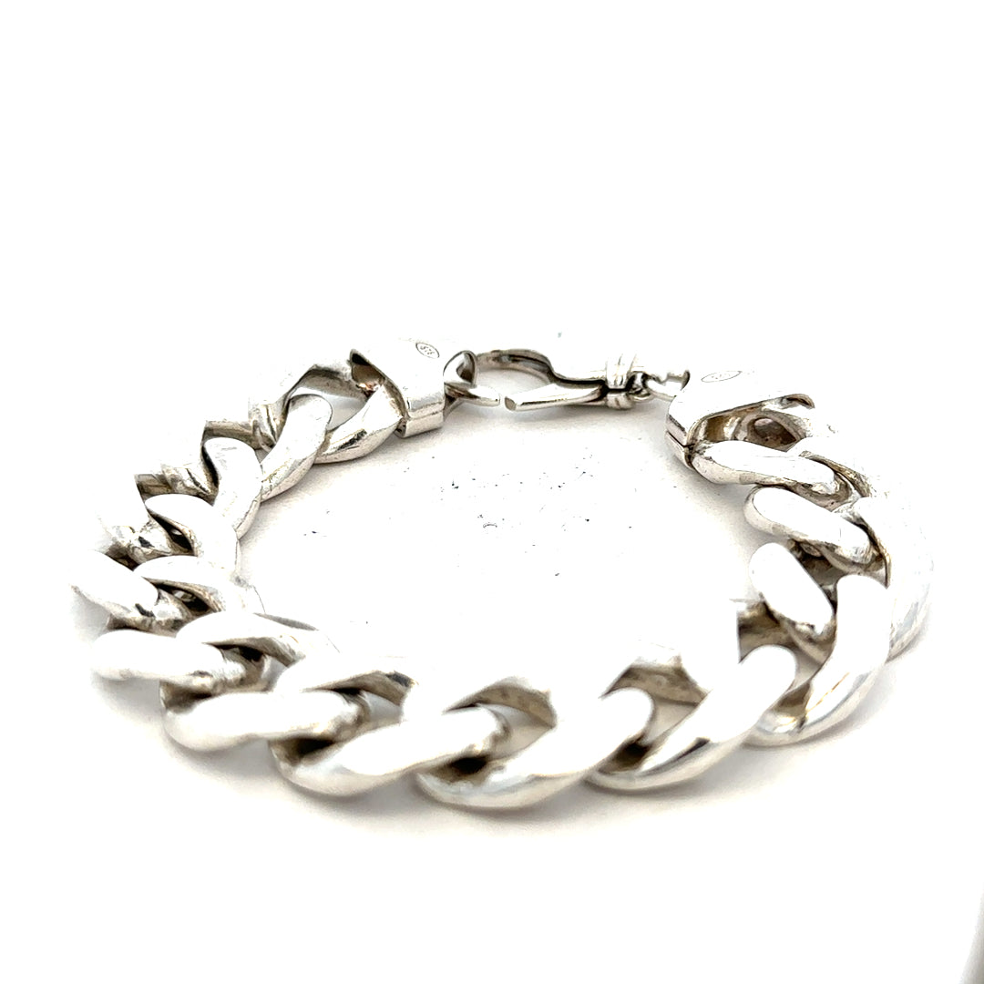 Silver curb bracelet weighing 90.1g, featuring a sleek chain design, showcased in a clear close-up image.