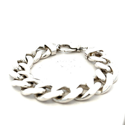 Silver curb bracelet weighing 90.1g, featuring a sleek chain design, showcased in a clear close-up image.