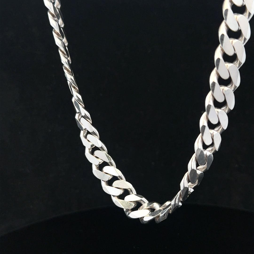 Silver curb chain, unbranded, weighing 109.9g, with a classic design, shown in a close-up image highlighting its links.