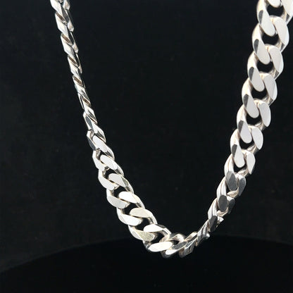 Silver curb chain, unbranded, weighing 109.9g, with a classic design, shown in a close-up image highlighting its links.