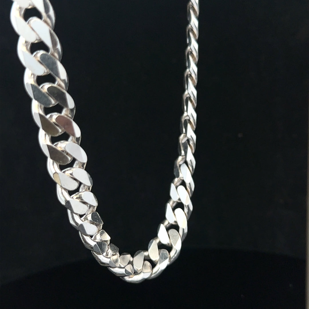 Silver curb chain weighing 109.9g with a classic design, perfect for jewelry or fashion accessories.