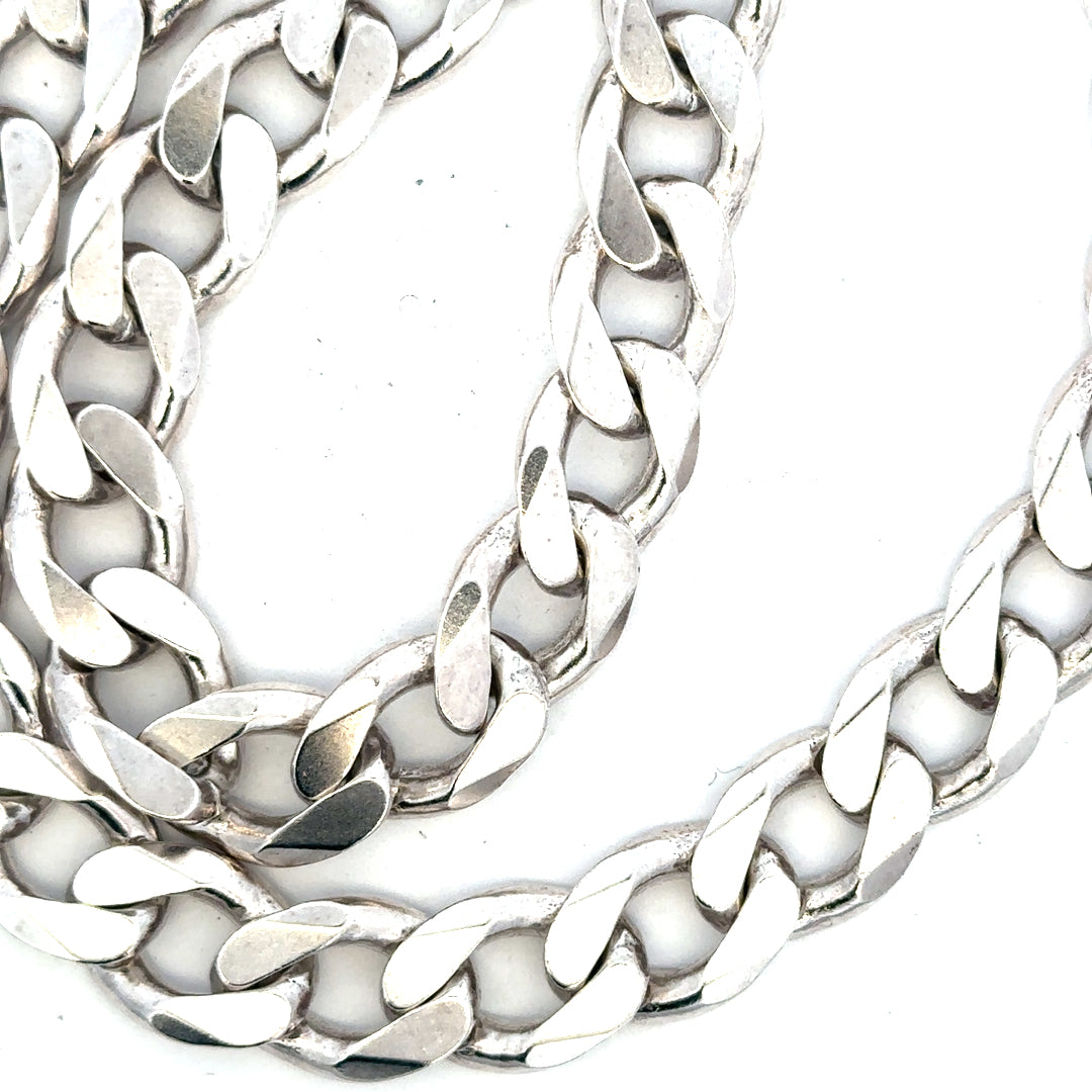 Silver curb chain weighing 134.5g, featuring classic linked design, ideal for jewelry or accessories.