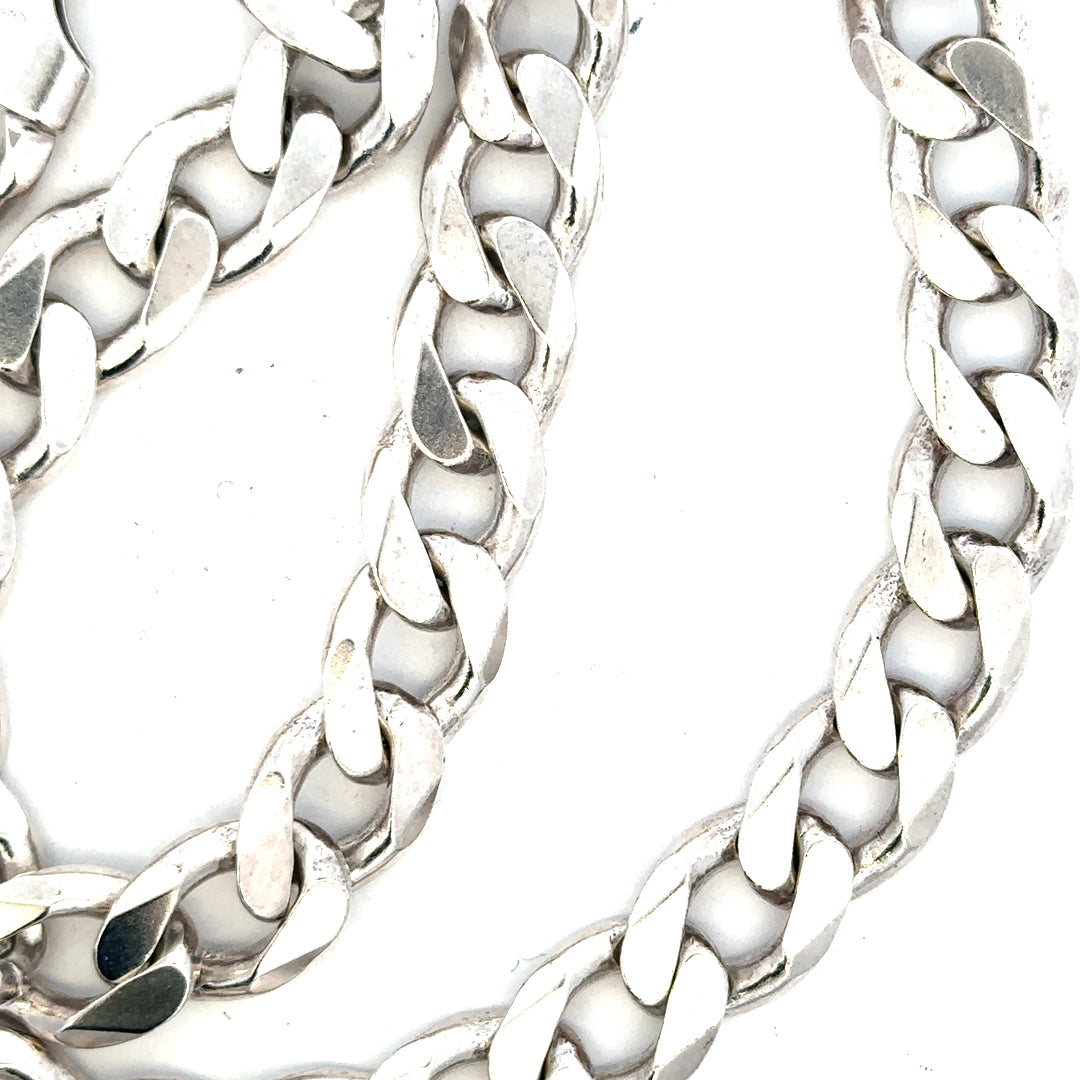 Silver curb chain weighing 134.5g with a sleek, interconnected design, perfect for stylish jewelry accessories.