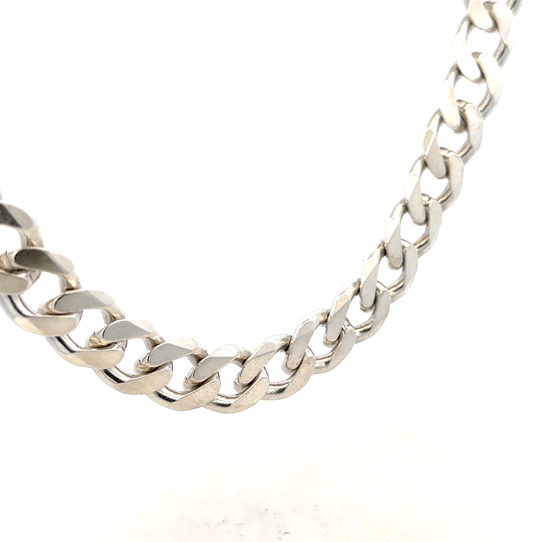 Silver curb chain weighing 146.6g, featuring a classic design with interlocking links, ideal for jewelry or accessories.