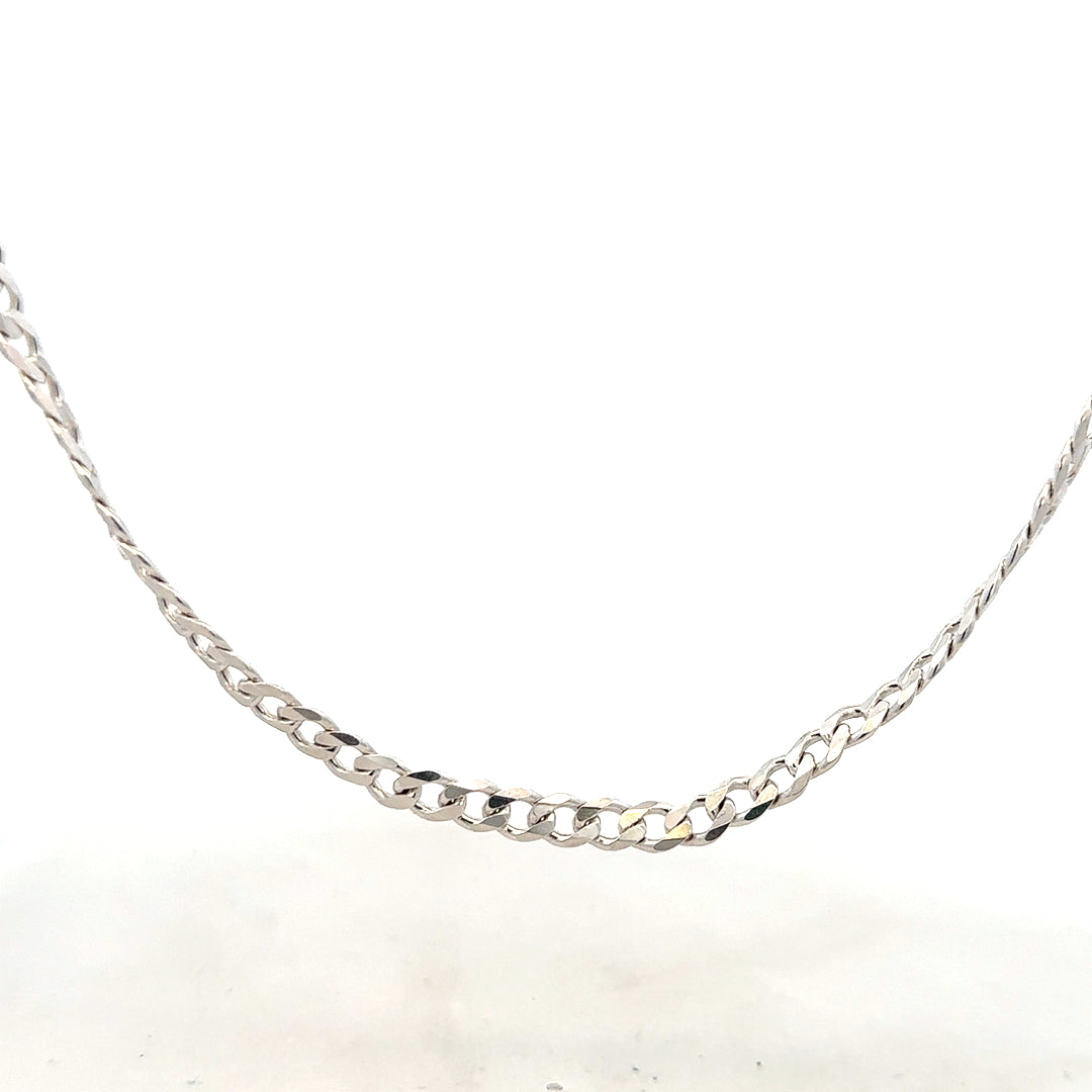 Silver curb chain weighing 16.4g, featuring a classic link design, ideal for jewelry or accessories.