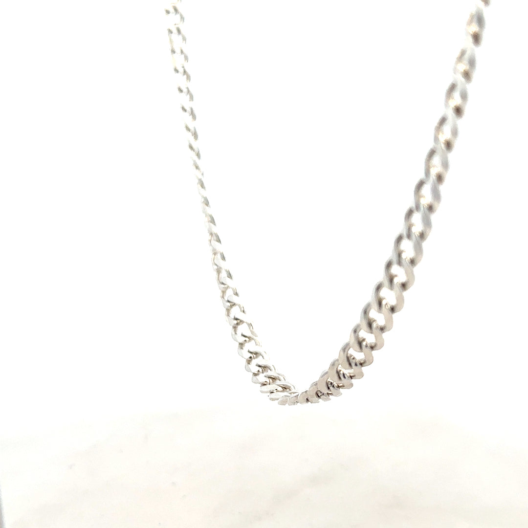 Silver curb chain weighing 27.8g, featuring classic design with interlocking links, suitable for jewelry or accessories.
