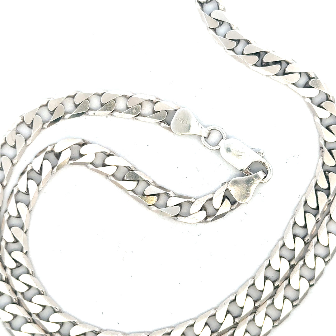 Silver curb chain weighing 31.3g, featuring a classic linked design, crafted for versatility and everyday wear.