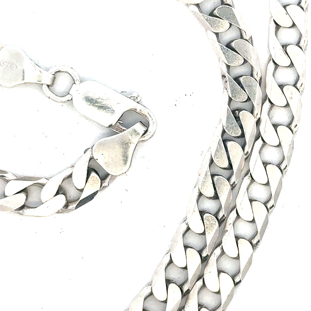 Silver curb chain weighing 31.3g with a classic design, perfect for jewelry or accessories, displayed on a plain background.