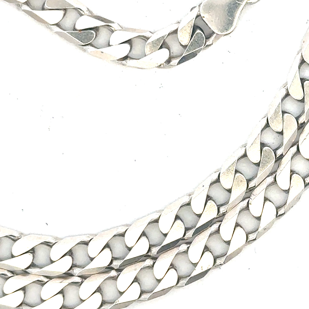 Silver curb chain weighing 31.3g with a classic design, featuring interconnected oval links, perfect for jewelry or fashion accessories.