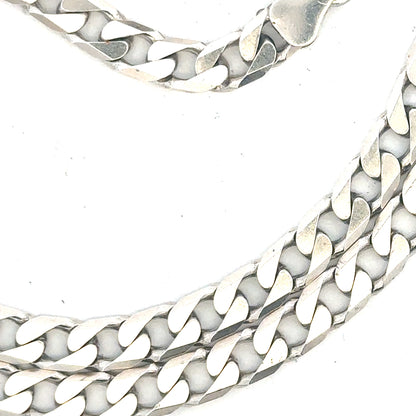 Silver curb chain weighing 31.3g with a classic design, featuring interconnected oval links, perfect for jewelry or fashion accessories.