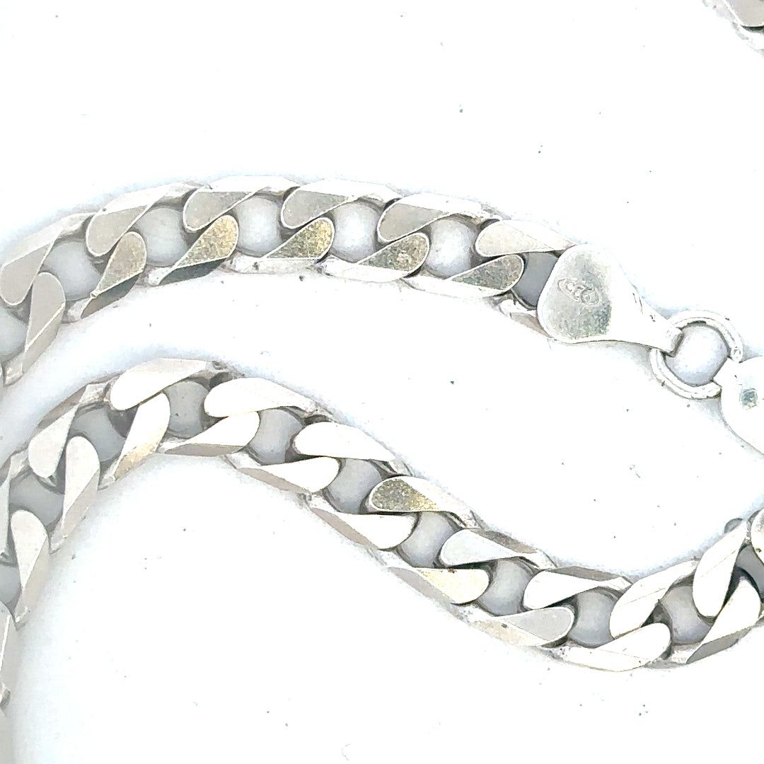 Silver curb chain weighing 31.3g, unbranded jewelry chain with a sleek, classic design, shown in a close-up image.