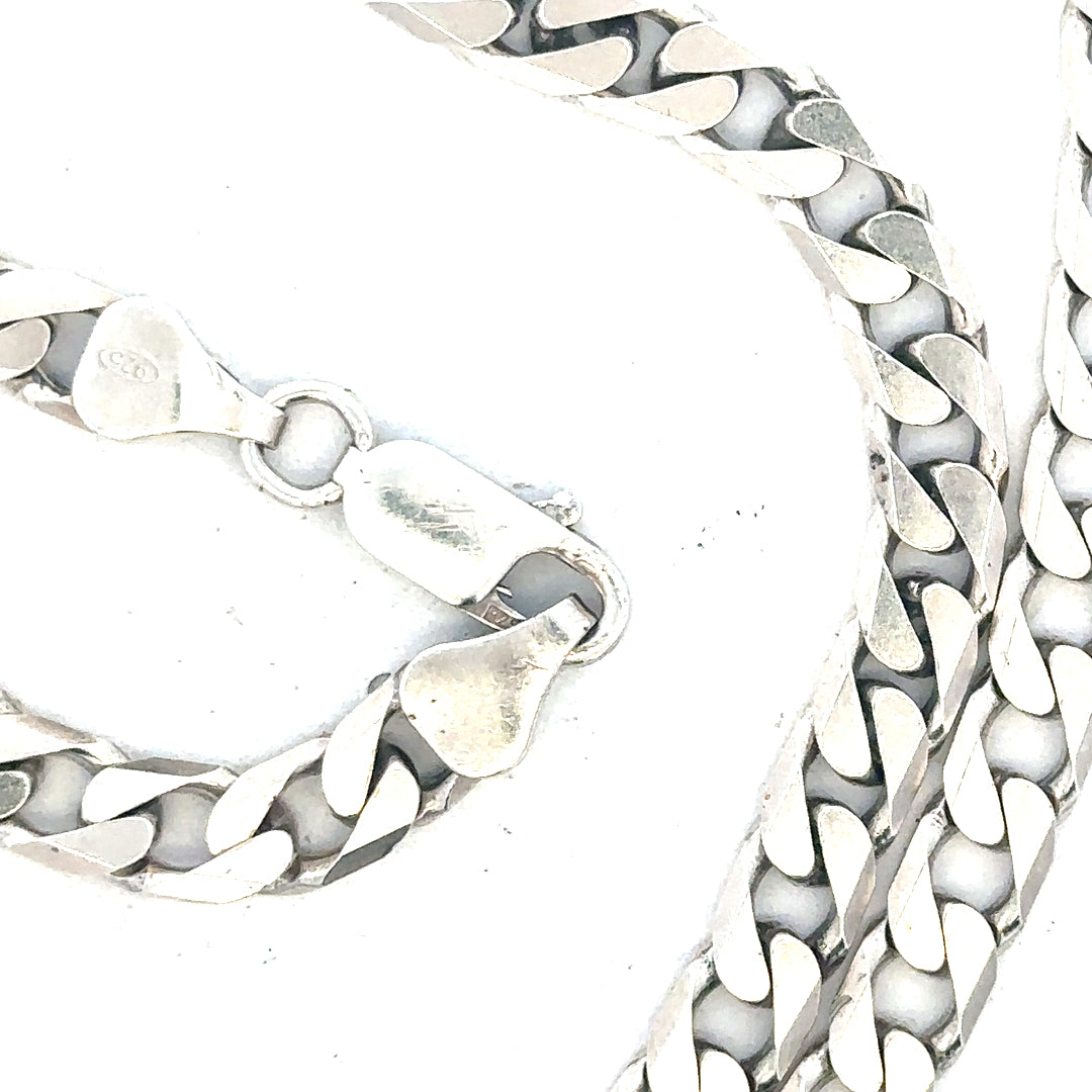 Silver curb chain weighing 31.3g, crafted from durable metal, featuring a classic interlocking link design.
