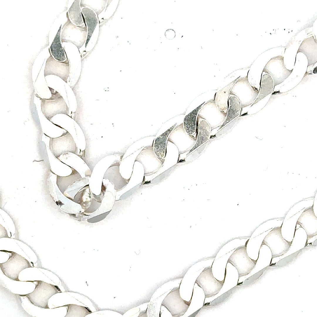 Silver curb chain weighing 34.5g, featuring a classic unbranded jewelry chain with interlocking links.