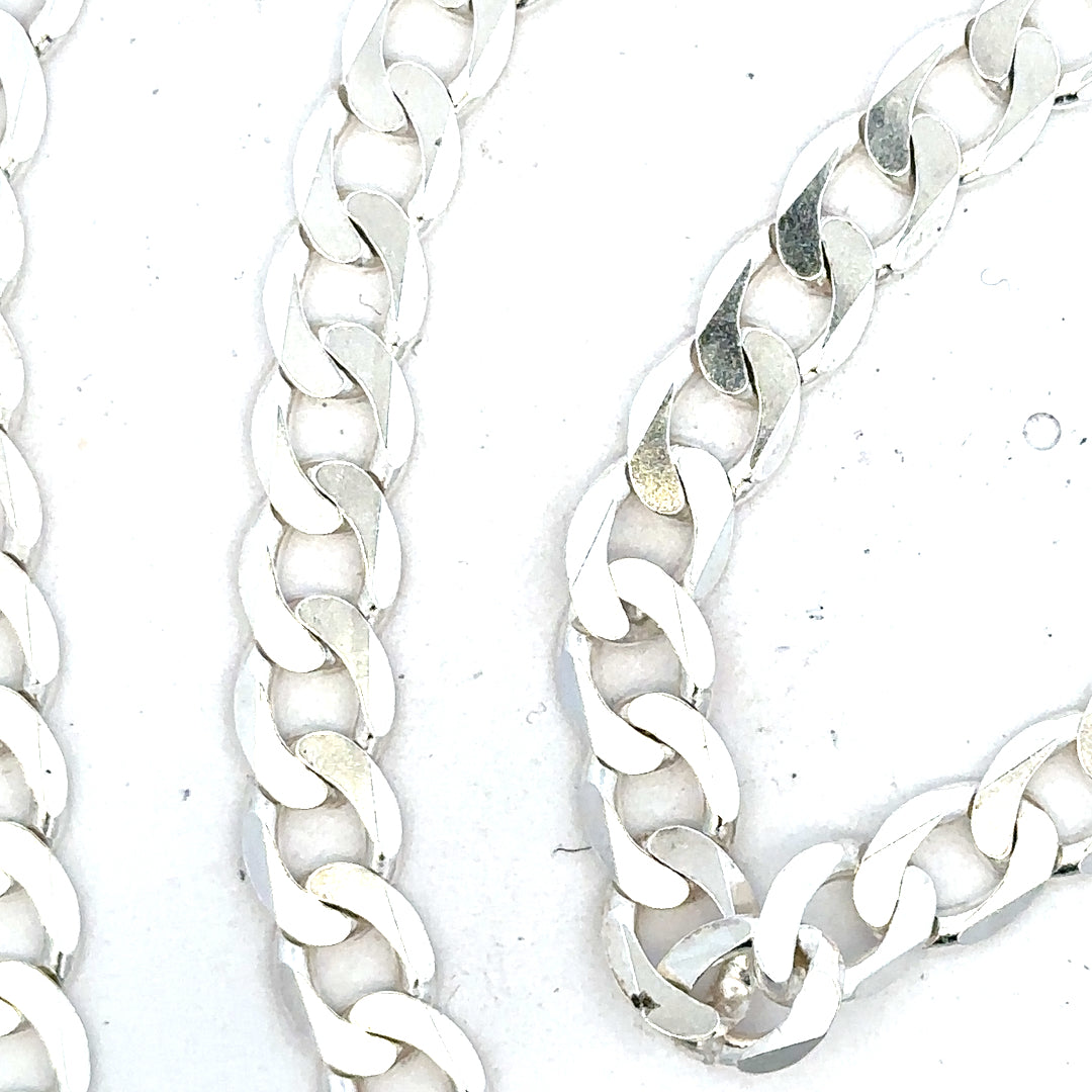 Silver curb chain weighing 34.5g, featuring classic interlocked links, ideal for jewelry or accessories.