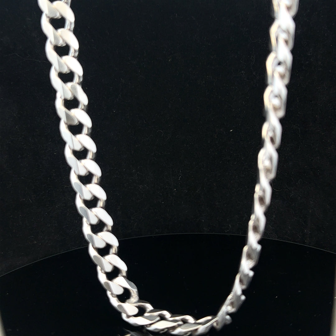 Silver curb chain weighing 95.2g with a classic design, featuring interlocking links, ideal for jewelry or accessories.