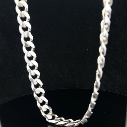 Silver curb chain weighing 95.2g with a classic design, featuring interlocking links, ideal for jewelry or accessories.
