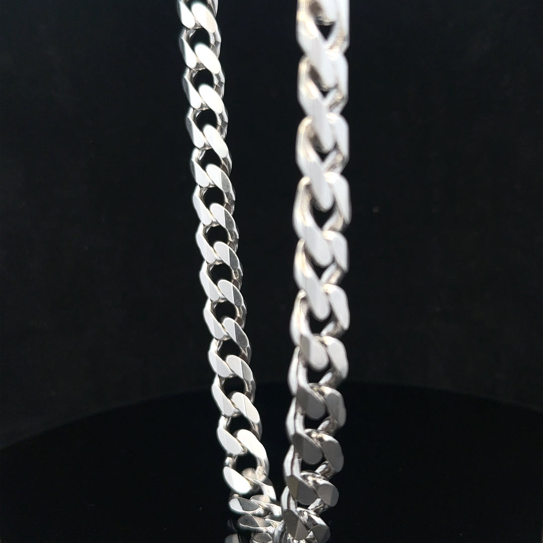 Silver curb chain weighing 95.2g, featuring linked oval design, crafted for a stylish jewelry accessory.