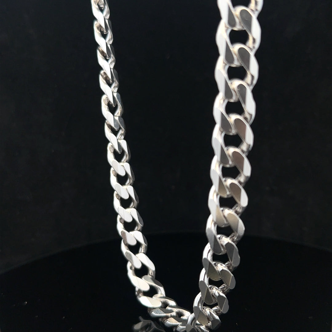 Silver curb chain weighing 95.2g with a classic design, featuring interlocking links, perfect for jewelry or fashion accessories.
