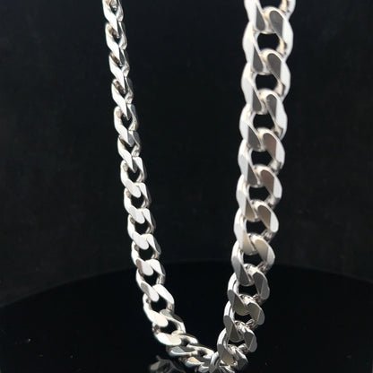 Silver curb chain weighing 95.2g with a classic design, featuring interlocking links, perfect for jewelry or fashion accessories.