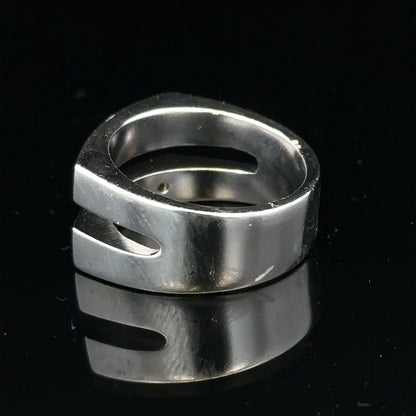 Silver hot diamond ring size R1/2 with sparkling diamonds, unbranded jewelry piece displayed against a neutral background.