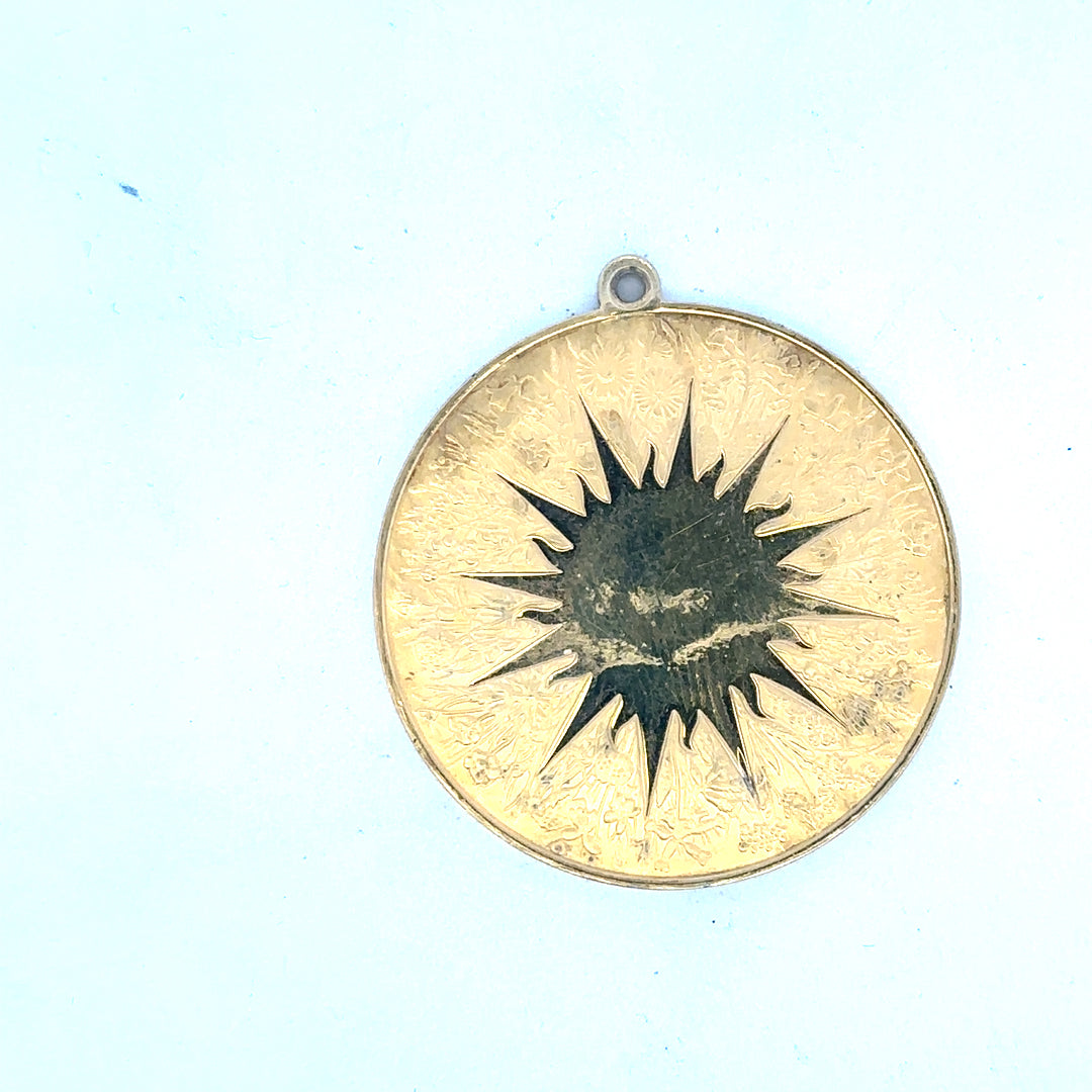 Silver pendant weighing 25.4g with intricate design, unbranded jewelry accessory, displayed on a neutral background.