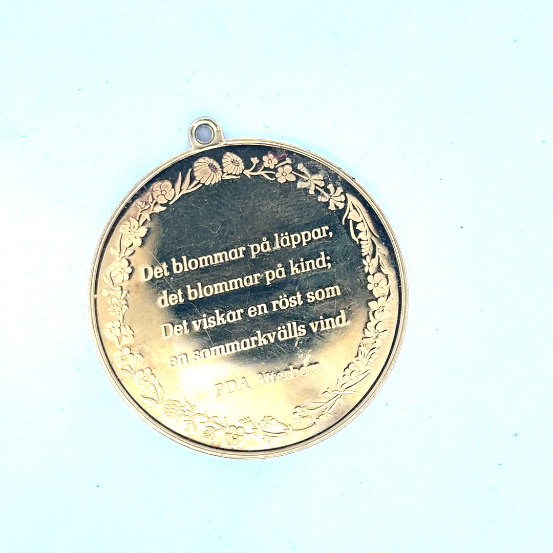 Silver pendant weighing 25.4g, featuring a sleek, polished design, perfect for elegant jewelry collection.