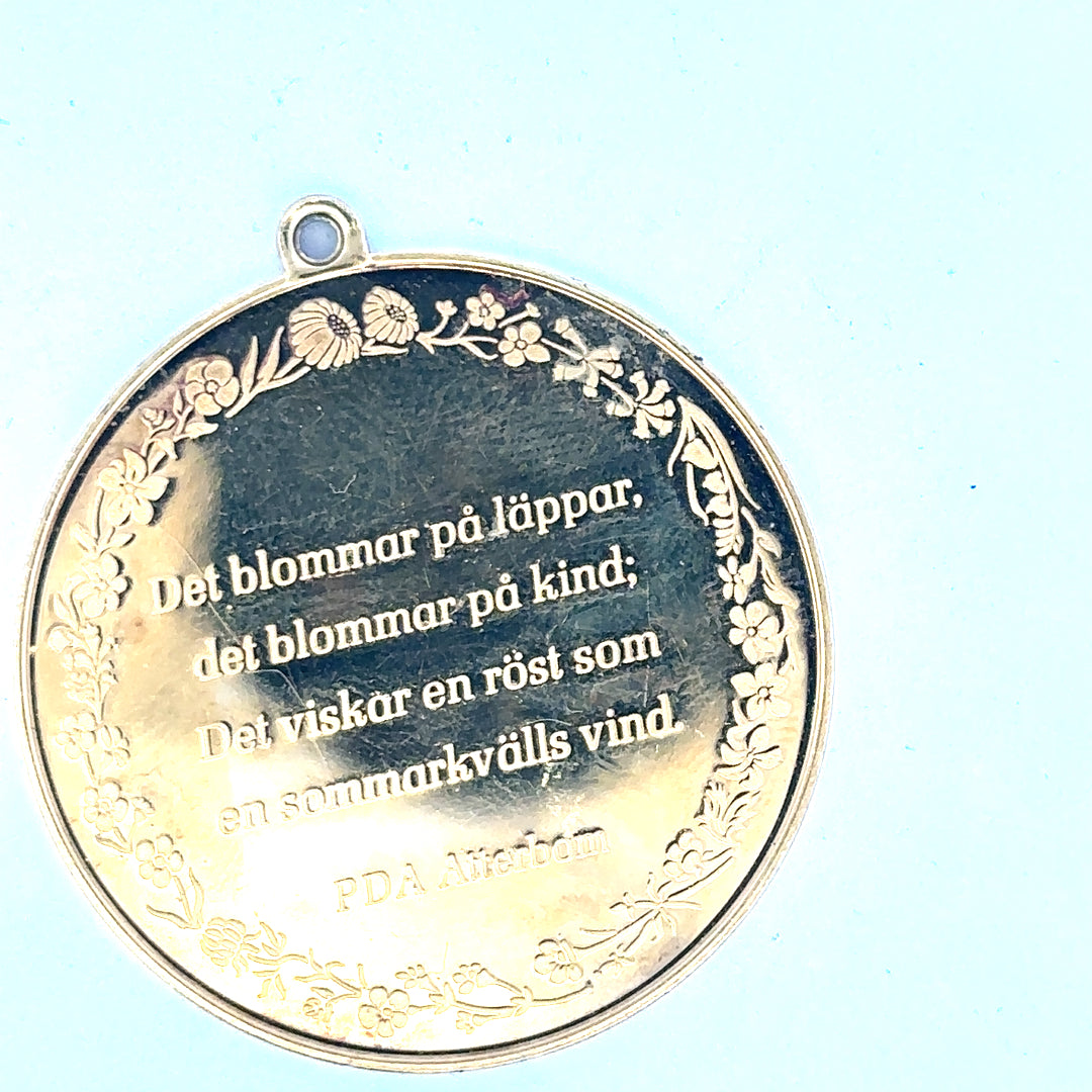 Silver pendant weighing 25.4g, unbranded jewelry accessory with intricate design, shown in a detailed close-up image.