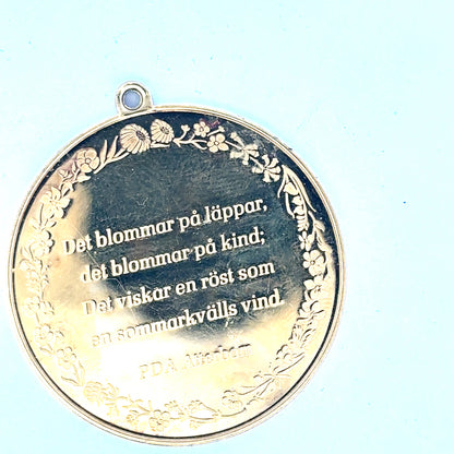 Silver pendant weighing 25.4g, unbranded jewelry accessory with intricate design, shown in a detailed close-up image.