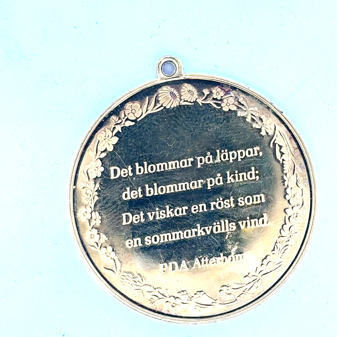 Silver pendant weighing 25.4g with a sleek design, featuring a polished surface and intricate details, ideal for jewelry collection.