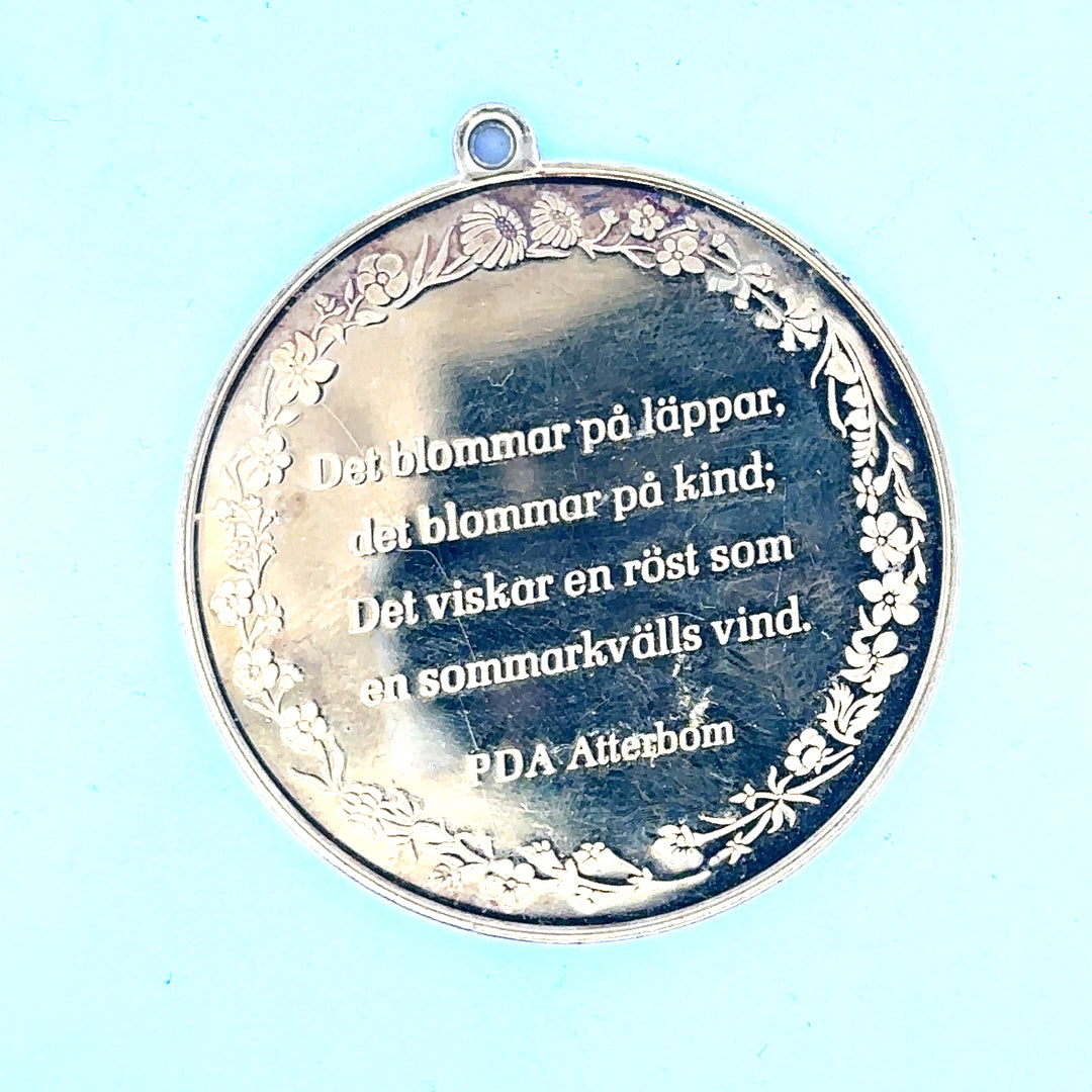 Silver pendant weighing 25.4g, unbranded, with a sleek, polished design perfect for jewelry or necklace accessories.