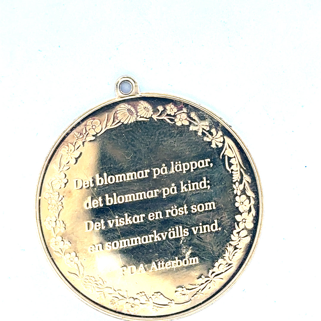 Silver pendant weighing 25.4g, unbranded jewelry piece with a sleek, polished design, shown close-up.