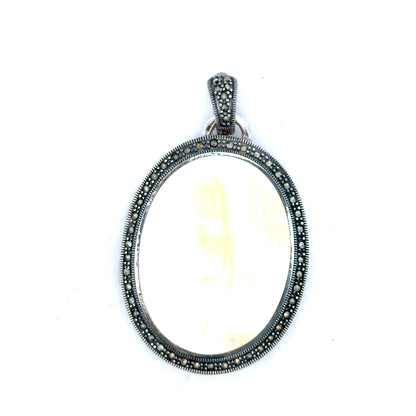 Silver pendant weighing 32.5g, featuring a sleek and polished design, perfect for elegant jewelry collection.