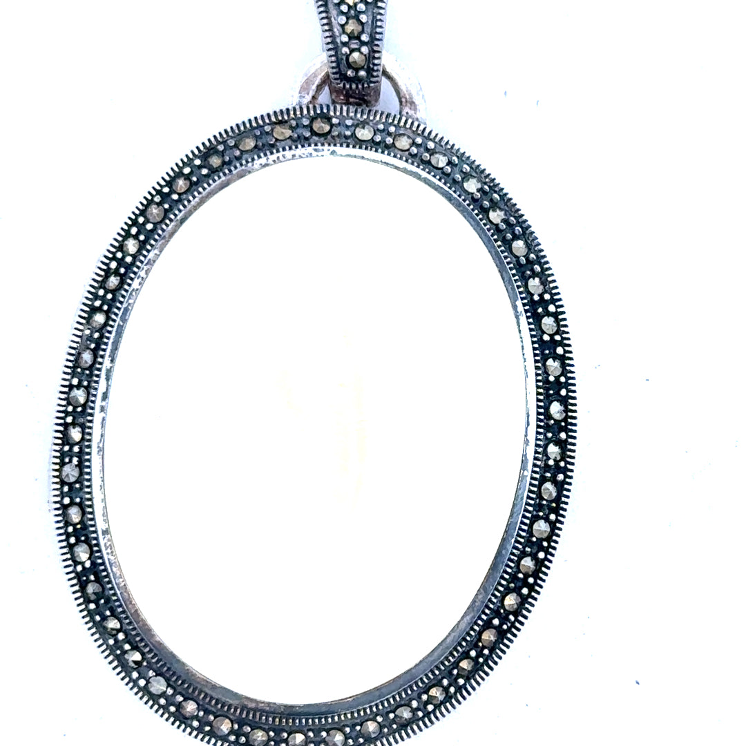 Silver pendant weighing 32.5g, unbranded jewelry accessory, showcasing a sleek and polished design suitable for necklaces