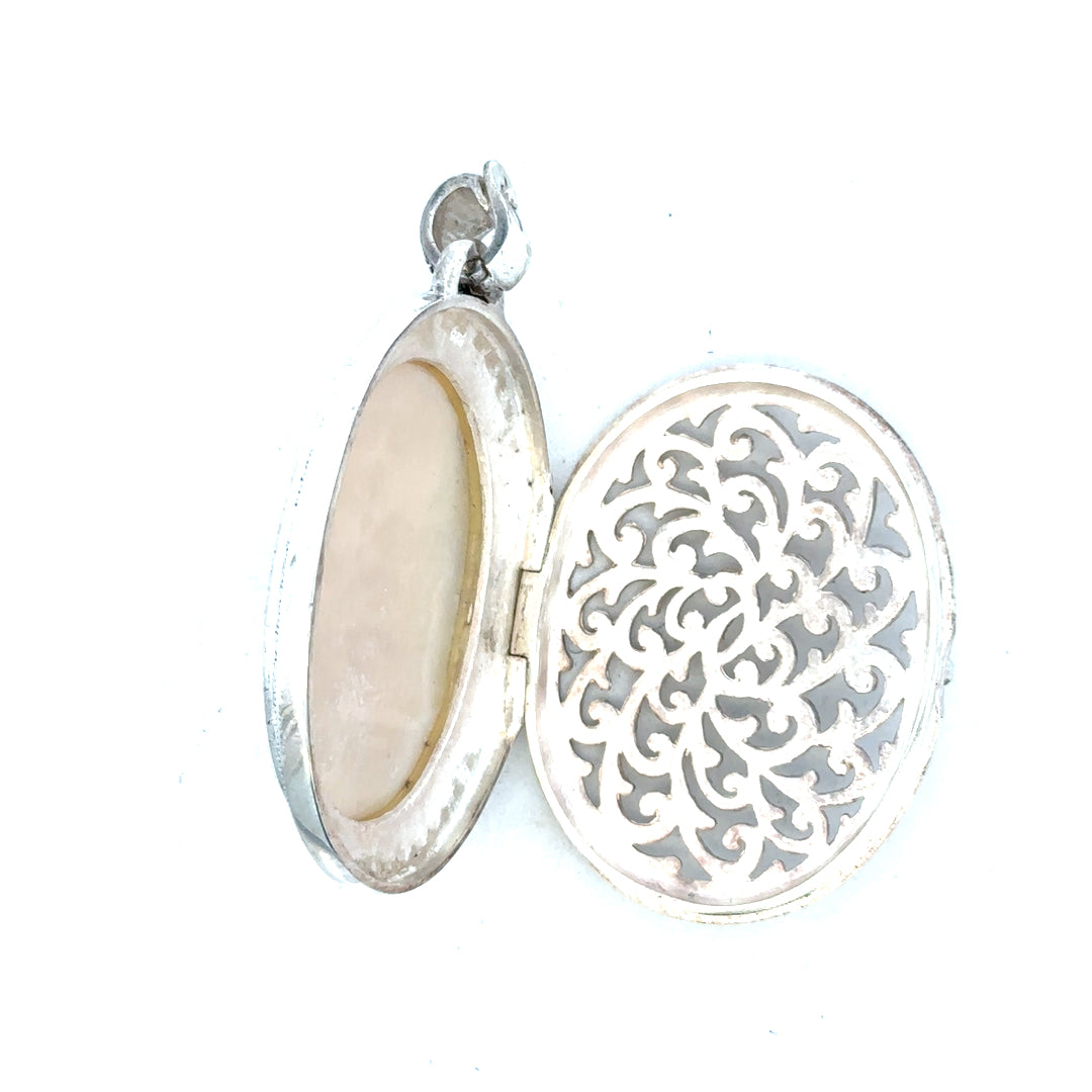 Silver pendant weighing 32.5g with a simple design, unbranded jewelry accessory featuring a sleek, polished finish.