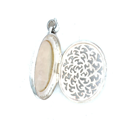 Silver pendant weighing 32.5g with a simple design, unbranded jewelry accessory featuring a sleek, polished finish.