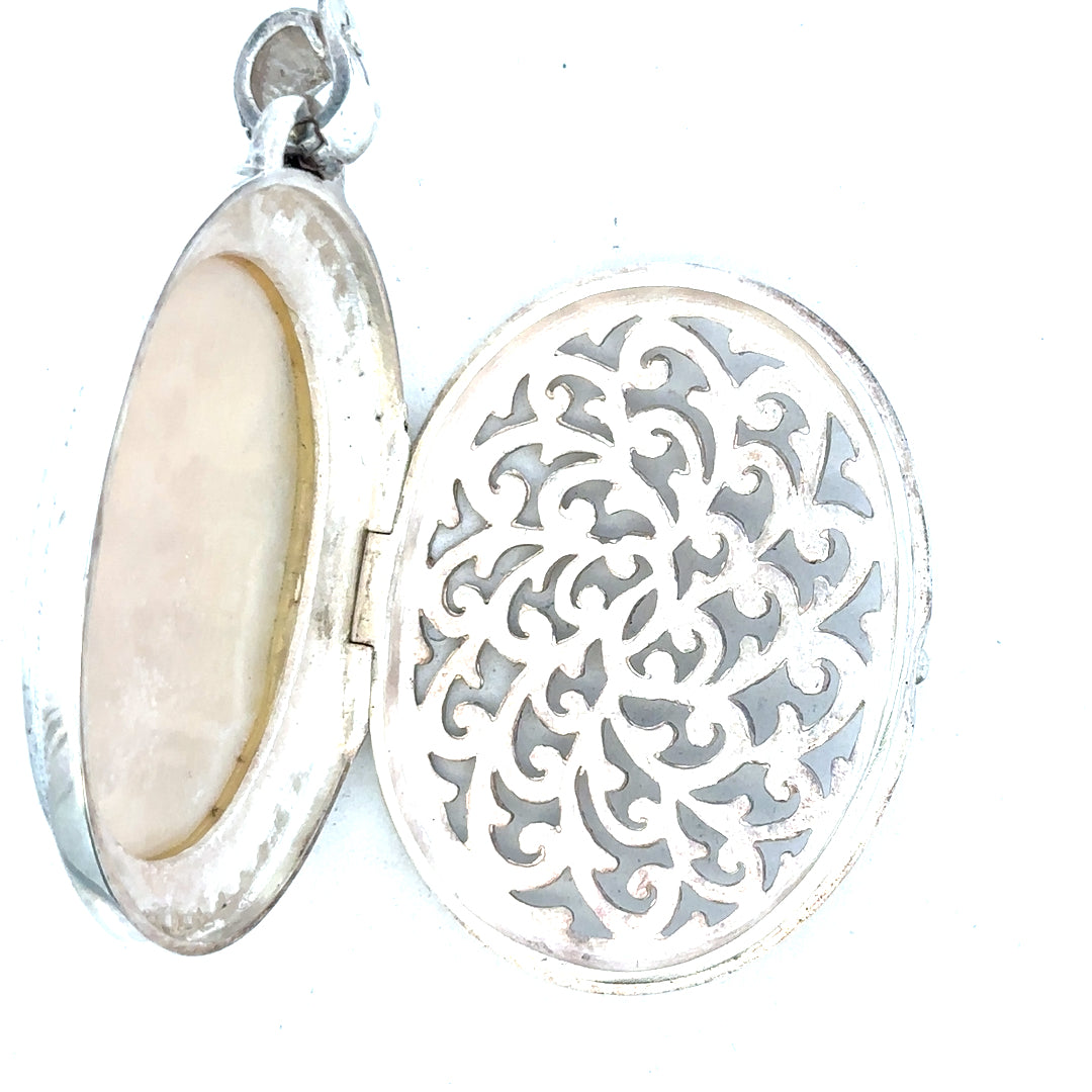 Silver pendant weighing 32.5g, unbranded, featuring a sleek, polished design suitable for necklaces or jewelry accessories.