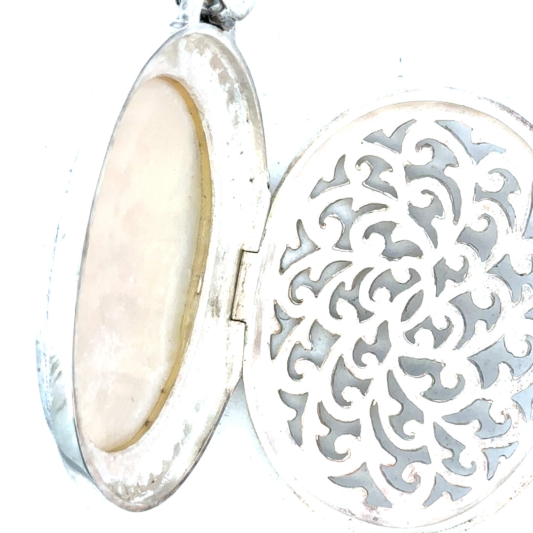 Silver pendant weighing 32.5g with an unbranded design, displayed on a plain background.