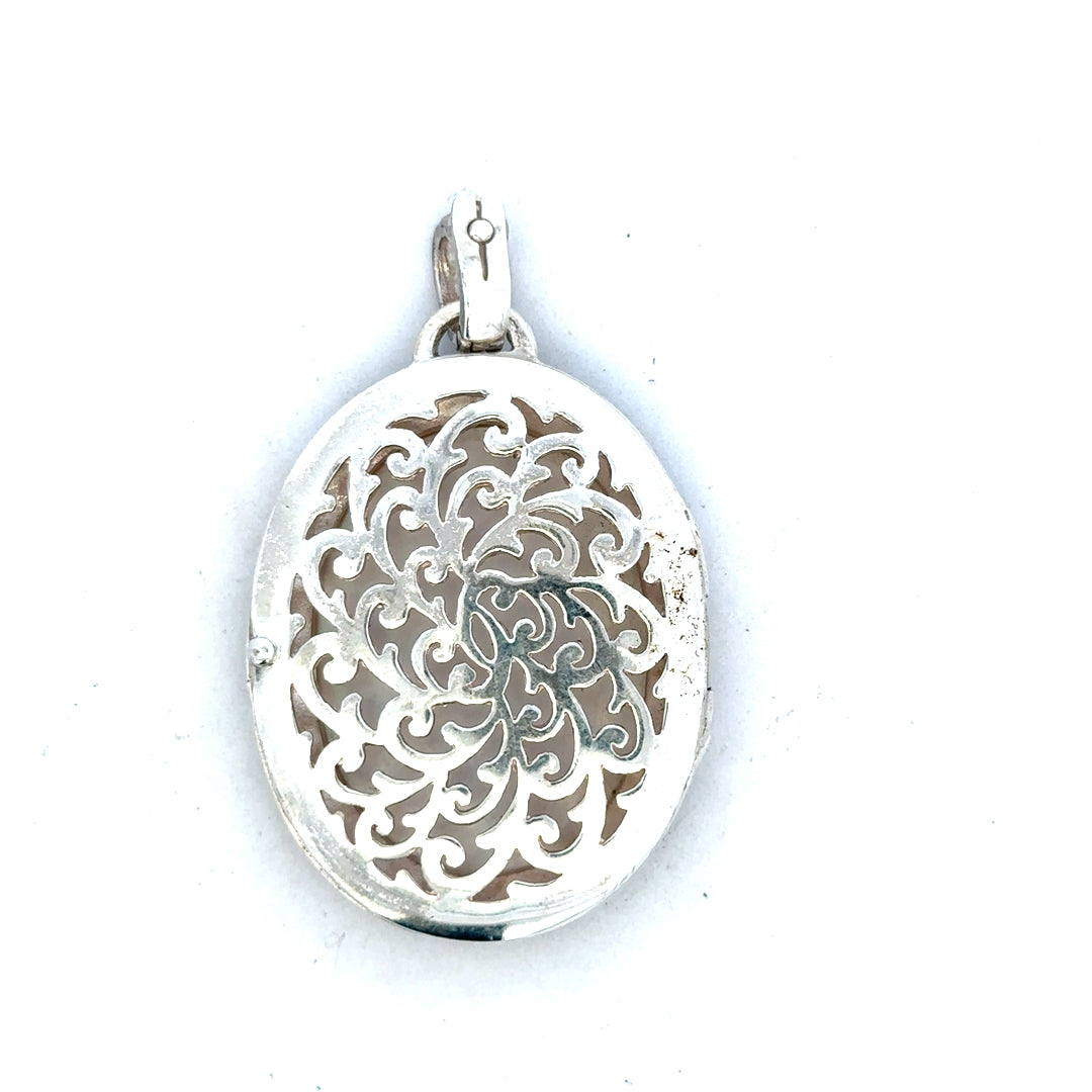 Silver pendant weighing 32.5g with intricate design, unbranded jewelry accessory shown in the image.