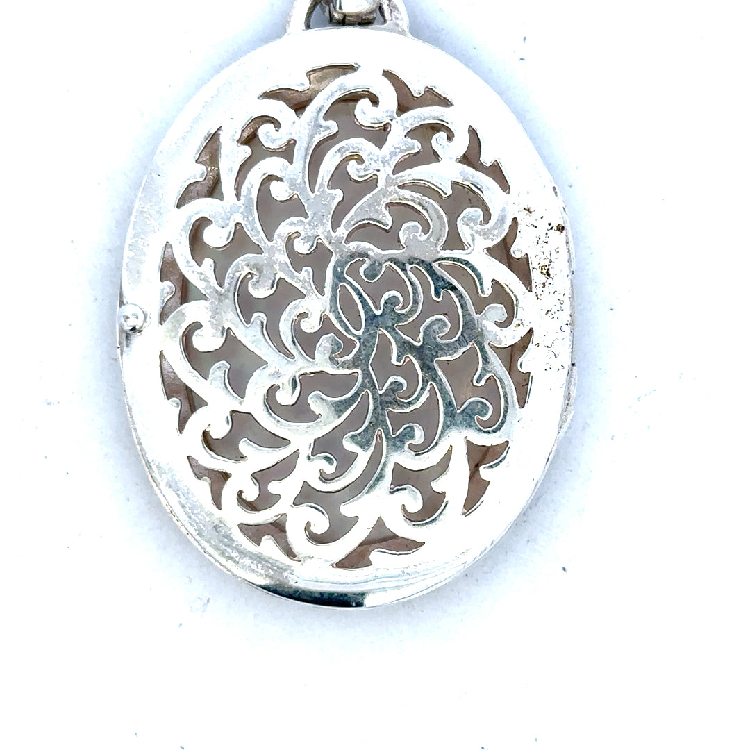 Silver pendant weighing 32.5g, showcasing a sleek and simple design, unbranded jewelry accessory.