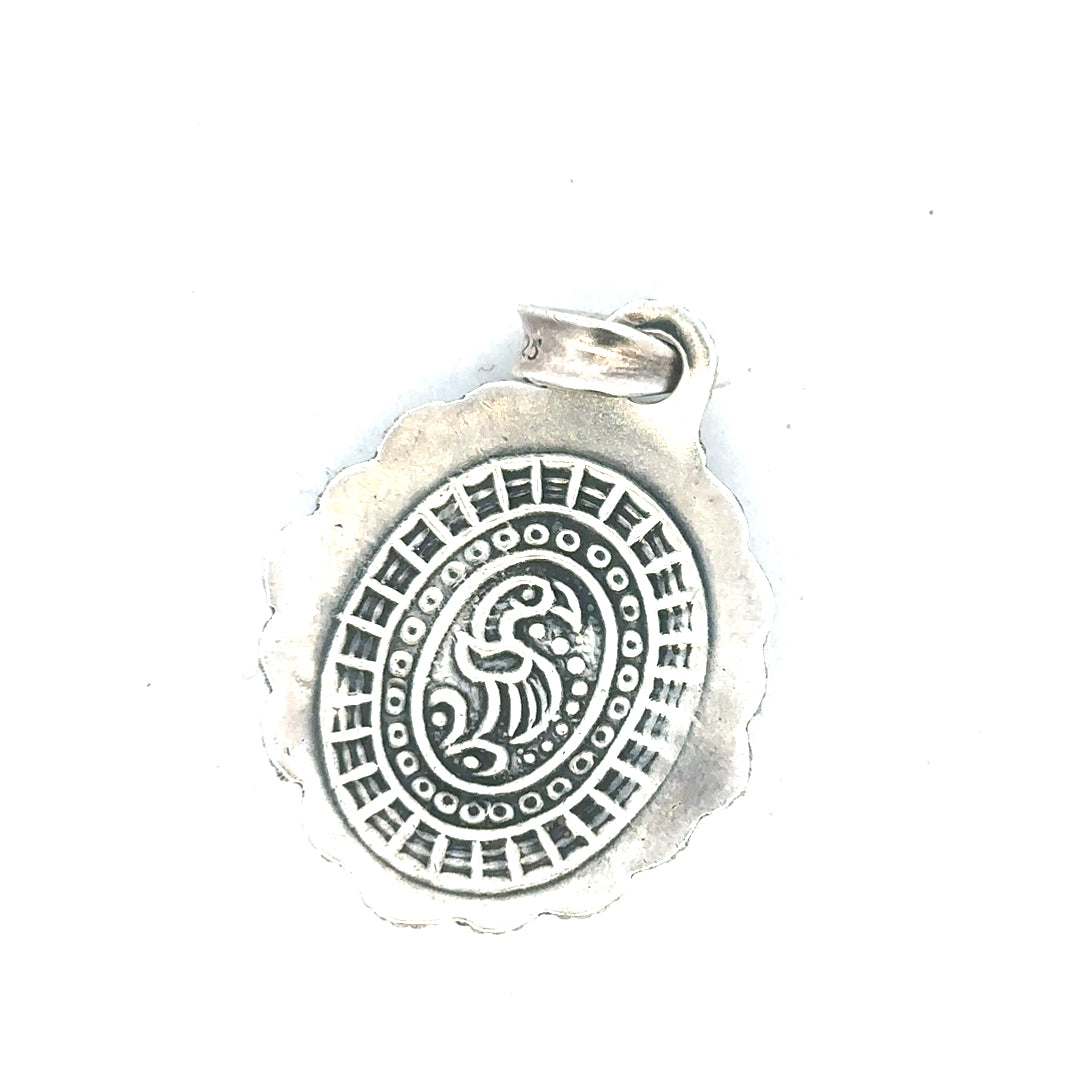 Silver pendant weighing 15.9g, unbranded jewelry piece with a sleek, polished finish, displayed on a neutral background.