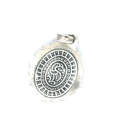 Silver pendant weighing 15.9g, unbranded jewelry piece with a sleek, polished finish, displayed on a neutral background.