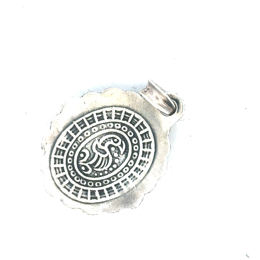 Silver pendant weighing 15.9g, unbranded, featuring a sleek, polished design suitable for necklaces or jewelry accessories.