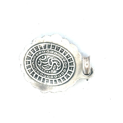 Silver pendant weighing 15.9g, unbranded jewelry accessory with intricate design, shown in close-up image.