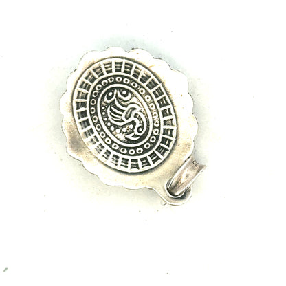 Silver pendant weighing 15.9g, unbranded jewelry accessory with intricate design, displayed against a neutral background.