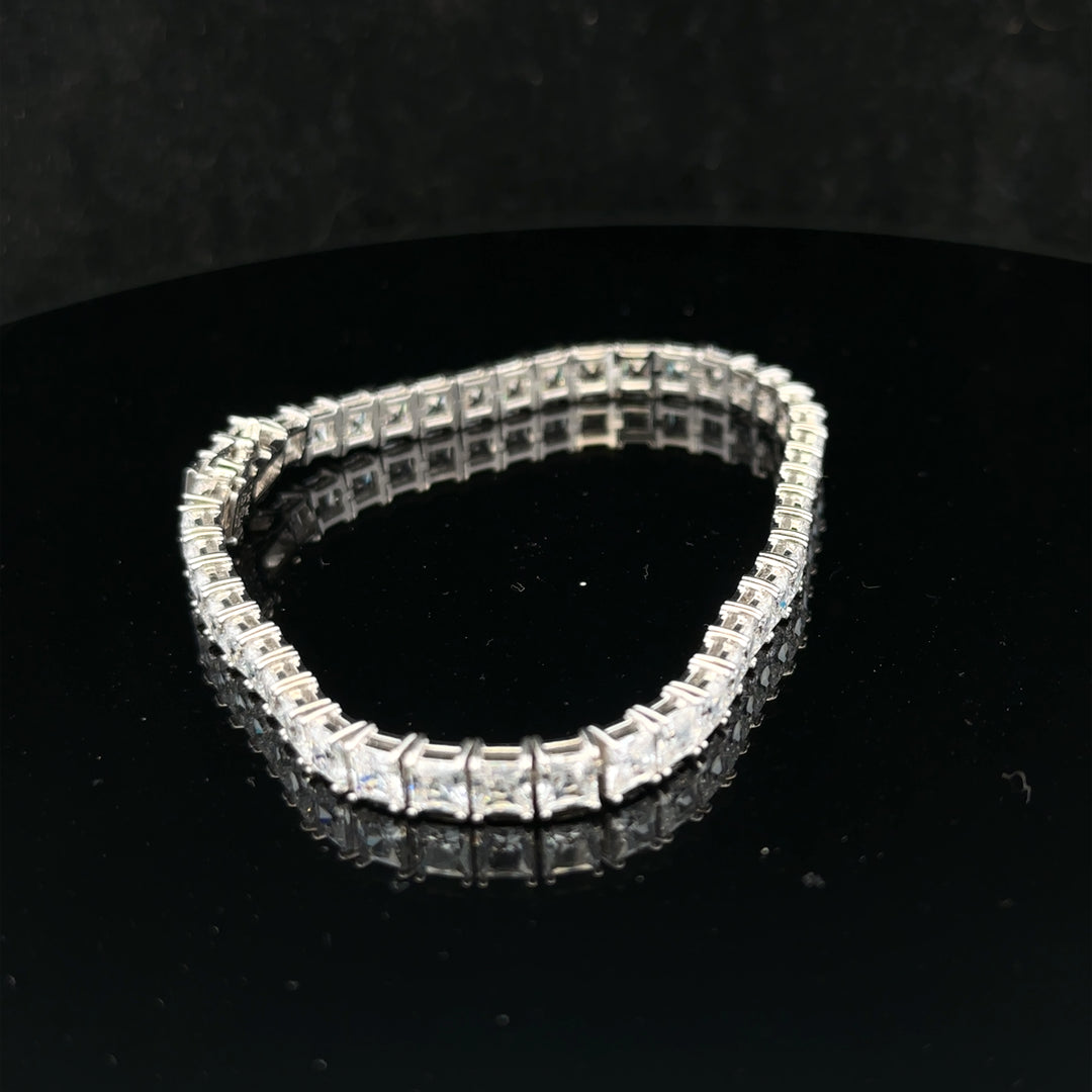 Silver tennis bracelet weighing 15.6g with a sleek design, featuring linked silver segments, perfect for elegant jewelry collection.