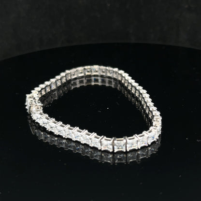 Silver tennis bracelet weighing 15.6g with a sleek design, featuring interconnected links and a polished finish.