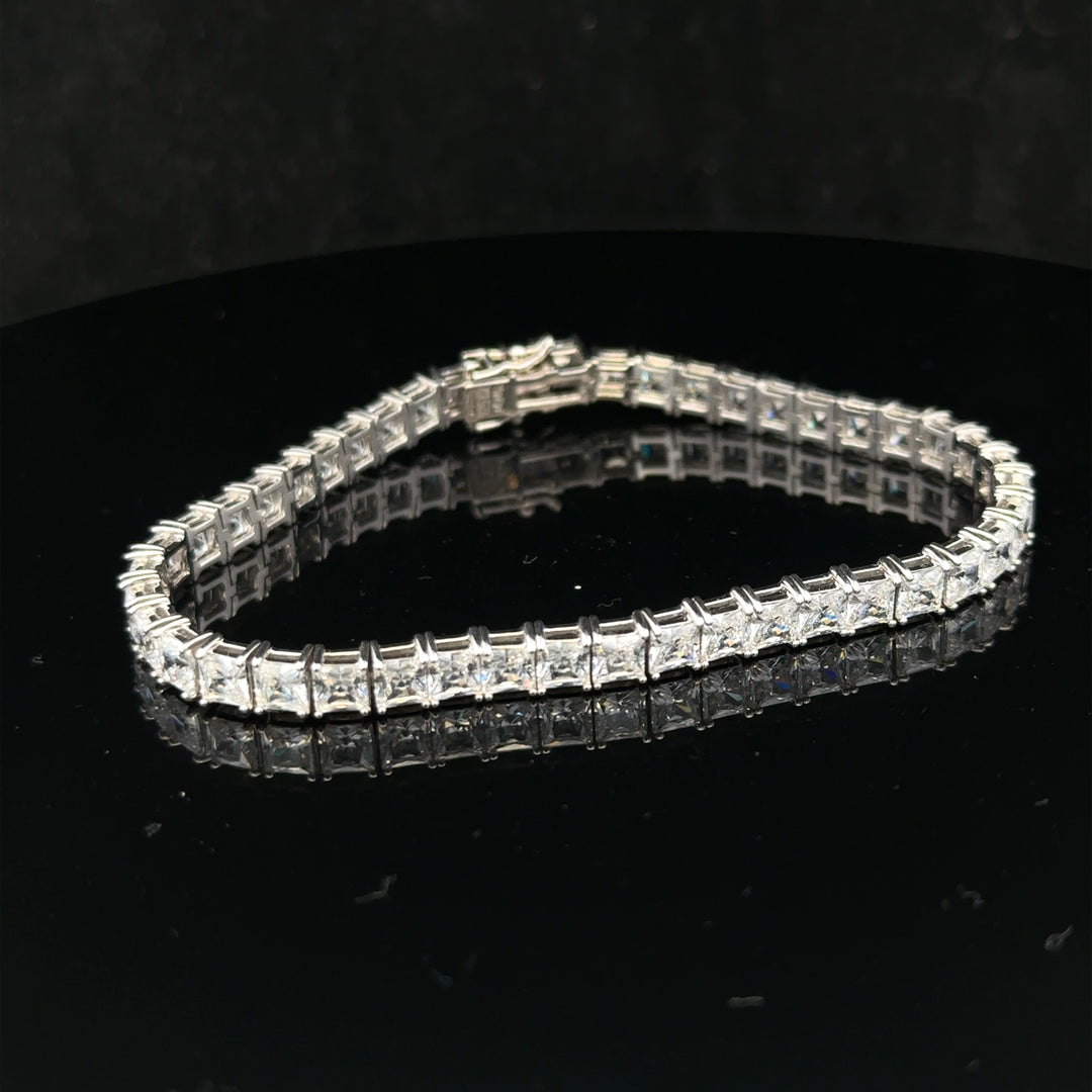 Silver tennis bracelet weighing 15.6g, unbranded jewelry with a sleek, elegant design and secure clasp, perfect for everyday wear.