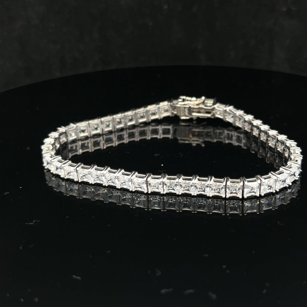 Silver tennis bracelet weighing 15.6g, featuring a sleek chain design, ideal for stylish jewelry collection.